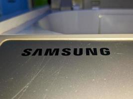 surabaya, Indonésie - avril, 2023 - une proche en haut de samsung logo sur la lessive machine photo