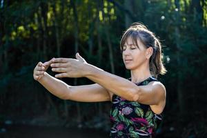 chi kung Maître pratiquant chinois martial les arts dans la nature photo