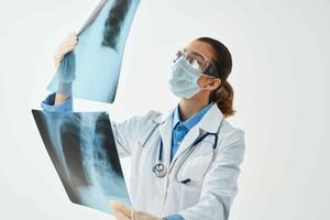 radiologue dans blanc manteau rayons X médicament professionnel photo