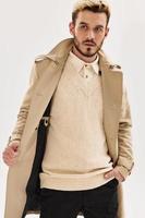 Beau homme dans chandail manteau l'automne style mode isolé Contexte photo