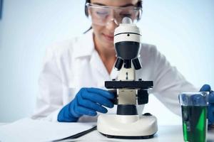 femme scientifique recherche microbiologie La technologie photo