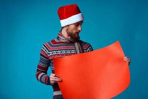 émotif homme dans une Noël Orange maquette affiche bleu Contexte photo