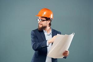 homme dans sécurité costume Orange casque construction industrie professionnel photo