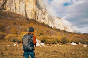 femme avec sac à dos voyages dans la nature et montée montagnes photo