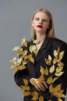 jolie femme décorations noir veste d'or feuilles studio modèle inchangé photo