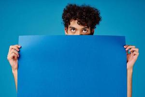 le gars avec le bleu affiche La publicité copie espace photo