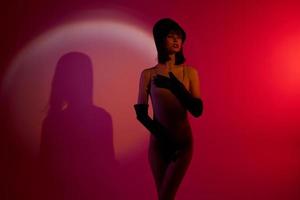 néon scène silhouette femme rouge lumière photo
