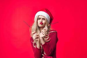 joyeux femme dans Père Noël chapeau cierges magiques Noël rouge Contexte photo