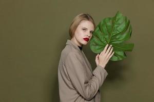 jolie femme vert paume feuille manteau brillant maquillage studio modèle inchangé photo