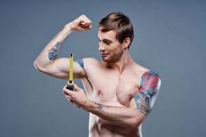tatoué homme musclé bodybuilder aptitude gris Contexte photo