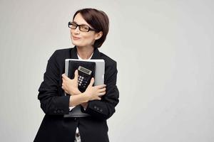 femme d'affaires avec des lunettes confiance en soi isolé Contexte photo