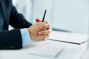 affaires homme à le sien bureau dans de face de une ordinateur photo