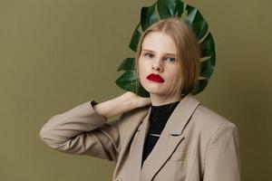 blond femme vert paume feuille manteau brillant maquillage vert Contexte photo