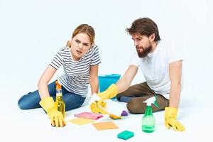 Jeune couple la lessive sol un service travail en équipe mode de vie corvées photo