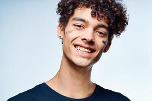 émotif homme avec frisé cheveux produits de beauté peau se soucier fermer photo