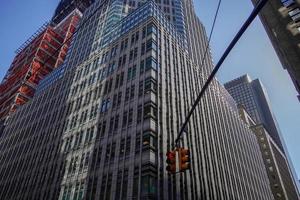 circulation lumière Nouveau york Manhattan grattes ciels vue de le rue à le Haut de le bâtiment sur ensoleillé clair journée photo