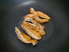 sélectif concentrer de le poulet filet. photo