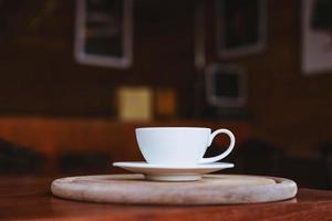 vue rapprochée d'une tasse sur une table en bois photo