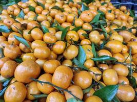 petit des oranges pour vente dans le traditionnel marché photo