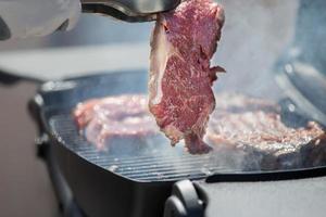 grillé Viande. une pièce de Viande dans le fumée. photo