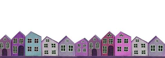 en bois jouet violet Maisons sur une blanc Contexte. bannière miniature ville. photo