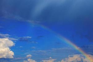 une magnifique arc en ciel dans le bleu ciel photo