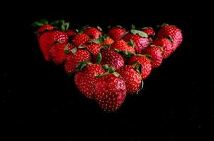 fraises sur fond noir photo