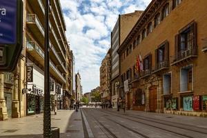 intéressant Urbain paysage avec étroit des rues dans le Espagnol ville de Saragosse sur une printemps journée photo