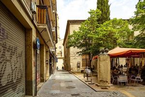 intéressant Urbain paysage avec étroit des rues dans le Espagnol ville de Saragosse sur une printemps journée photo