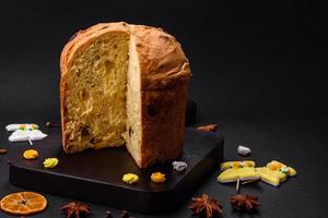 Pâques gâteau ou panettone avec raisins secs et confit des fruits photo