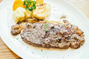 steak de boeuf grillé aux légumes photo