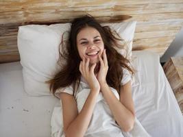 de bonne humeur femme mensonges dans lit sourire Matin joie photo