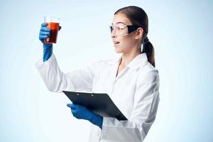 femme scientifique laboratoire chimie et biotechnologie recherche photo