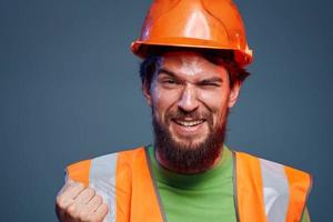 émotif homme dans travail uniforme sécurité difficile travail mode de vie photo