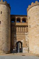 magnifique grand historique palais dans saragosse Espagne sur une chaud ensoleillé journée photo