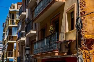 étroit des rues dans le vieux ville de Benidorm, Espagne sur une chaud été journée photo