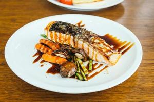 Steak de filet de saumon grillé aux légumes photo