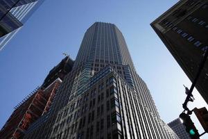 Nouveau york Manhattan grattes ciels vue de le rue à le Haut de le bâtiment sur ensoleillé clair journée photo