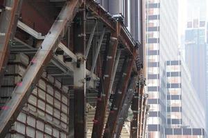 rénovation de Nouveau york Manhattan grattes ciels vue de le rue à le Haut de le bâtiment sur ensoleillé clair journée photo