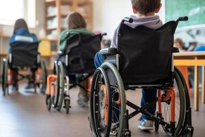 enfant dans une fauteuil roulant école pour les enfants avec handicapées compris éducation génératif ai photo