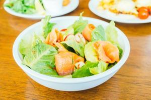 saumon fumé avec salade de légumes photo