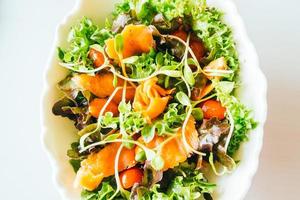saumon fumé avec salade de légumes photo