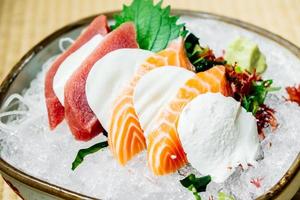 sashimi crus et frais sertis de viande de saumon et de thon photo