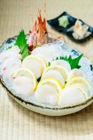 sashimi crus et frais sertis d'huîtres chaudes et de crevettes ou de crevettes photo