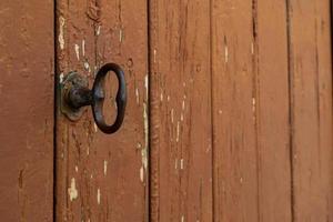 vieux ancien marron en bois porte avec métal manipuler photo