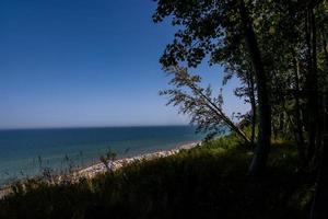 magnifique bord de mer paysage escarpement et plage dans Pologne dans été vacances chaud ensoleillé journée photo