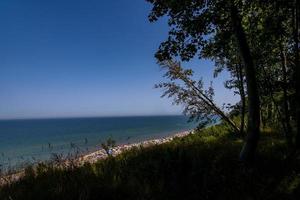 magnifique bord de mer paysage escarpement et plage dans Pologne dans été vacances chaud ensoleillé journée photo