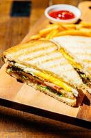 club sandwich avec frites photo