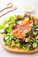 poisson cru à la viande de saumon fumé avec salade de légumes verts frais