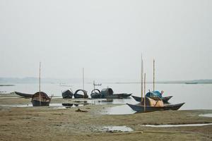 certains pêche bateaux sont stationné sur le sec rivière dans l'hiver. photo